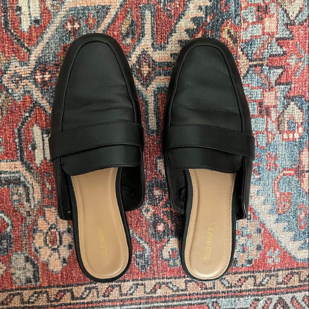 Trendy black oxford slide